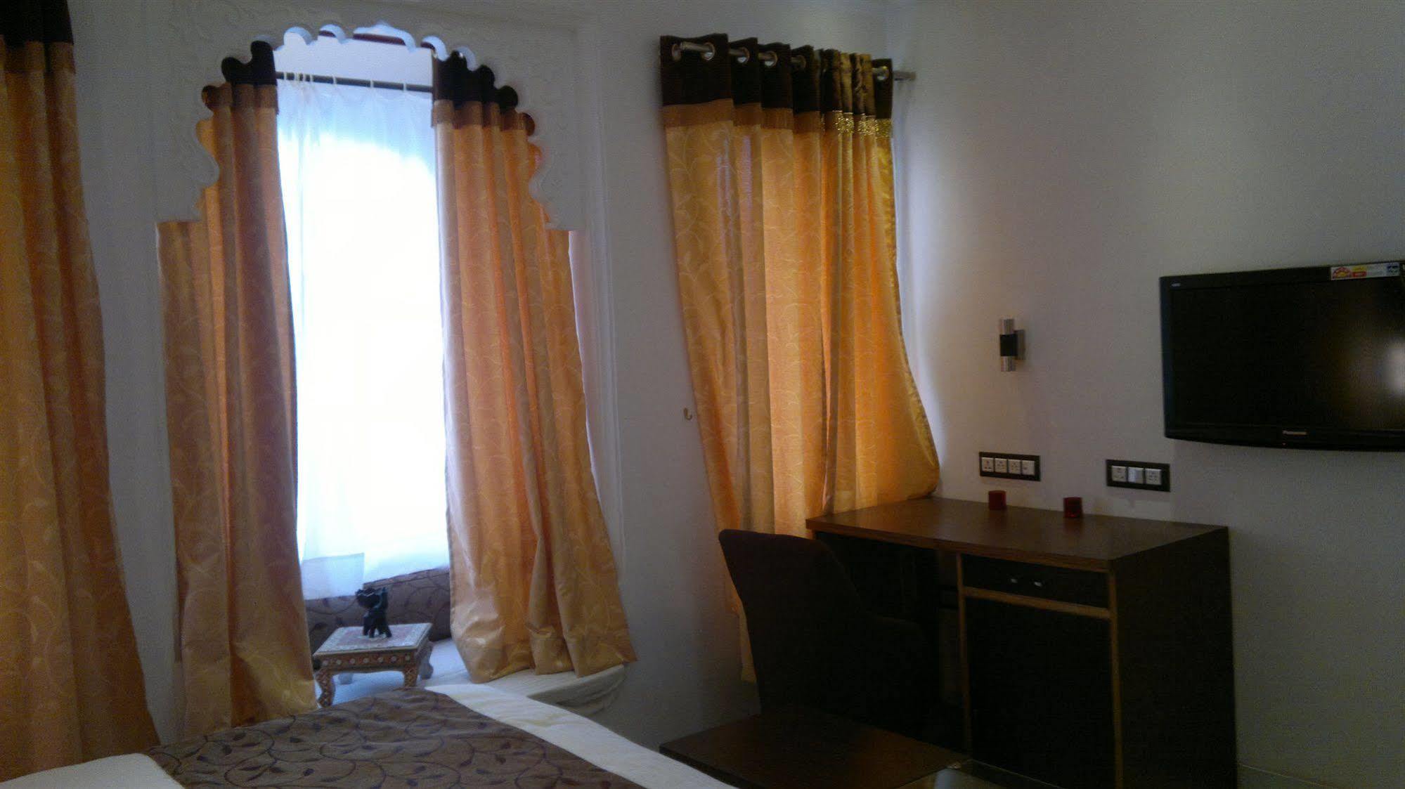 Hotel Mandiram Palace Udaipur Exterior photo