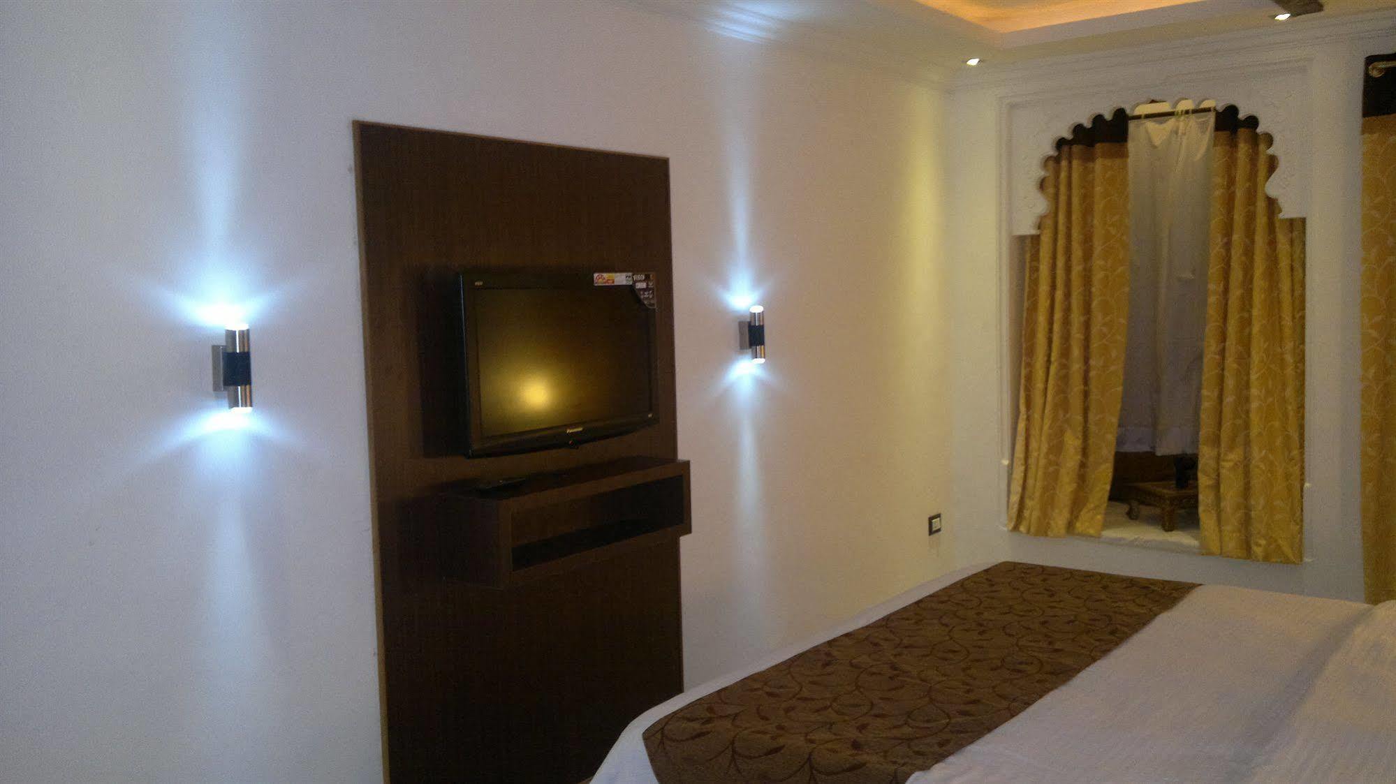 Hotel Mandiram Palace Udaipur Exterior photo